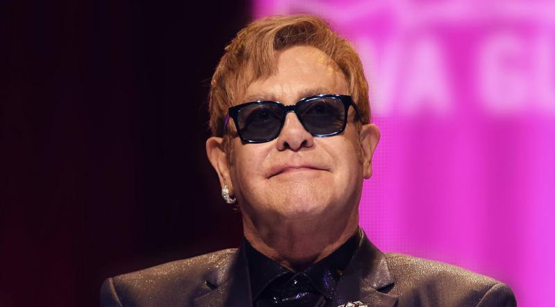 Elton John critica duramente a Rusia y Europa del Este por &quot;discriminar a los gays&quot;
