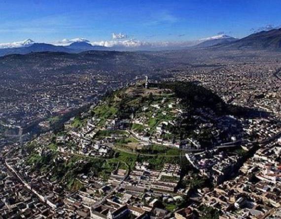 Vista de Quito desde el cielo. Resalta la Virgen del Panecillo.