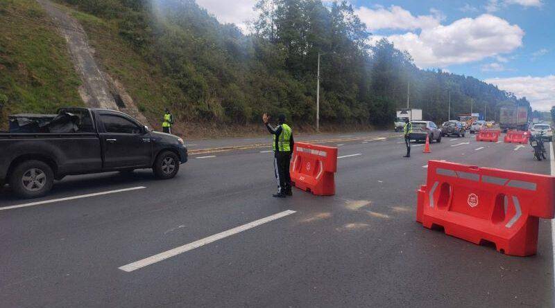 Quito: con nuevos conos y barreras jersey, la AMT busca reducir los siniestros en la av. Simón Bolívar y Ruta Viva
