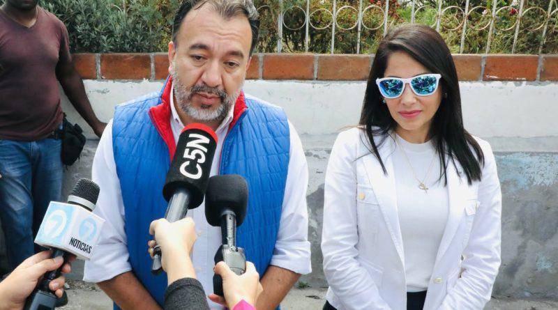 Foto de Pabel Muñoz, junto a Luisa González, en las elecciones de primera vuelta el 15 de agosto del 2023.