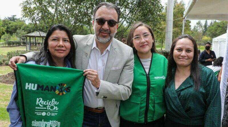 El alcalde Pabel Muñoz junto con los participantes del proyecto
