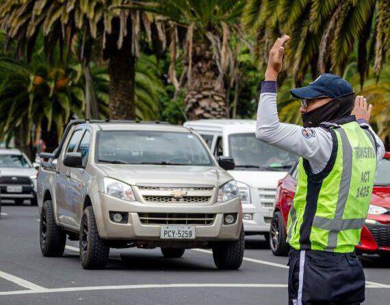 Agente de tránsito realizando controles.