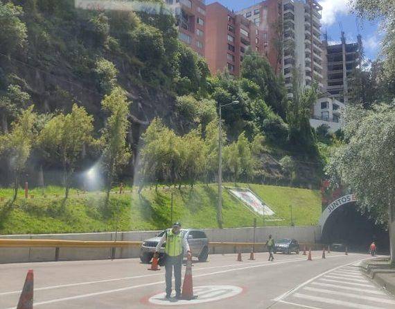 Ingreso al túnel Guayasamín, en sentido Quito-Cumbayá.