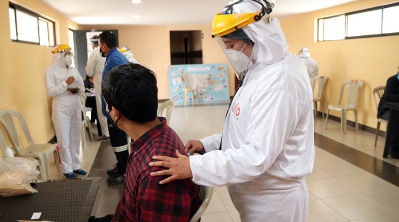 Contagios, muertes y hospitalizaciones por covid-19 bajan en Quito