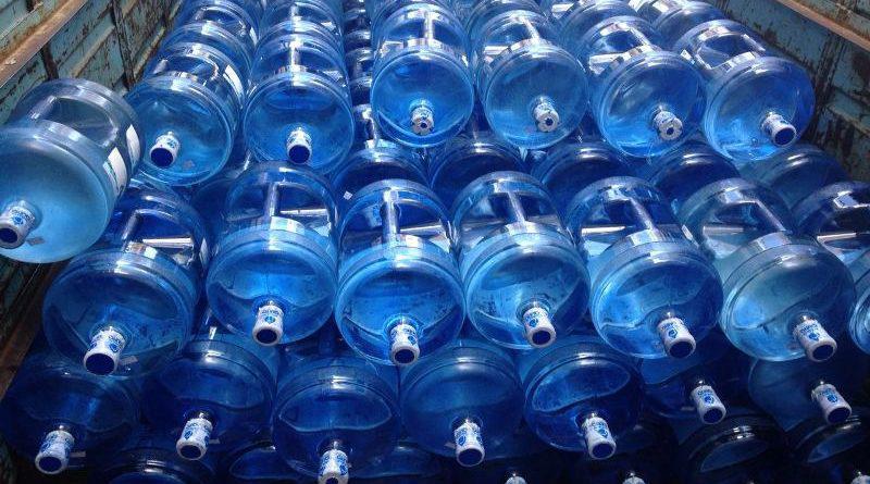 La Arcsa detecta bacterias en lotes de siete marcas de agua embotellada