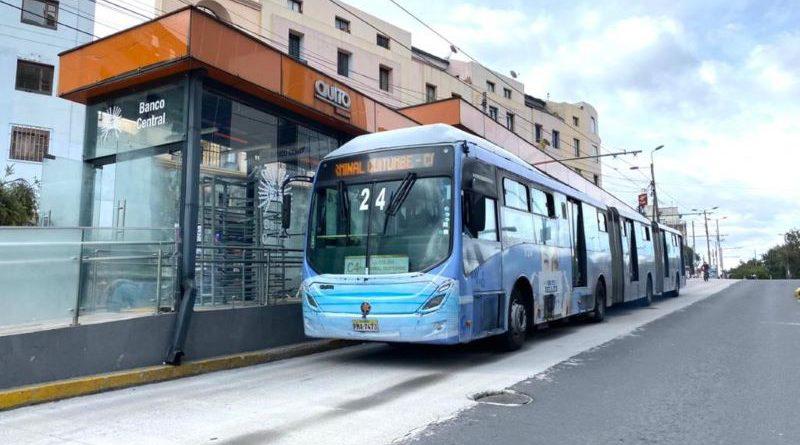Municipio de Quito prohíbe que carros particulares circulen en carriles del Trolebús y Ecovía