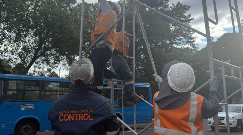 La AMC retiró seis estructuras durante la movilización contra la Corte Constitucional, en Quito