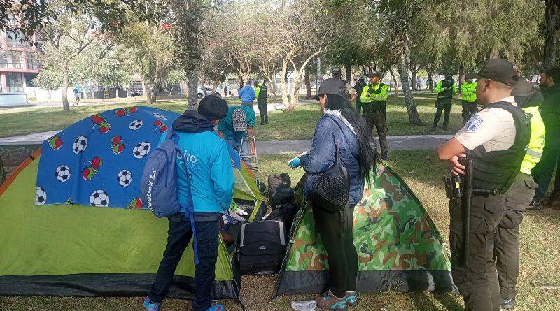 Quito: decenas de familias extranjeras pernoctan en el parque La Carolina