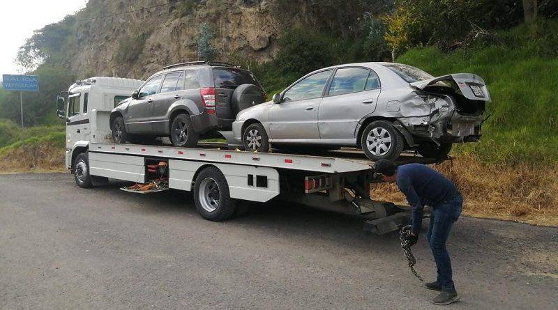 Quito: autos afectados por derrumbe en Zámbiza fueron trasladados a talleres mecánicos