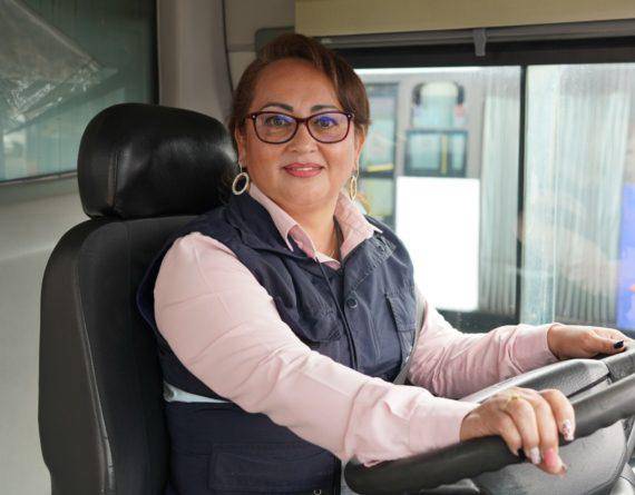Hay mujeres que manejan las unidades.