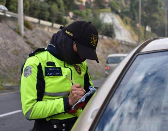 Los agentes civiles de tránsito se ubican en zonas estratégicas para hacer controles.