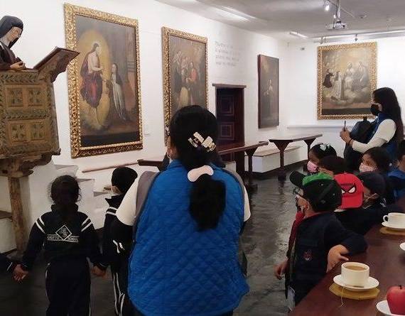 Niños participando en una exposición de la Fundación Museos de la Ciudad.