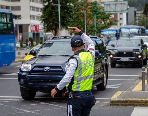 Los agentes civiles de tránsito se ubican en zonas estratégicas de la urbe, este 23 de diciembre.