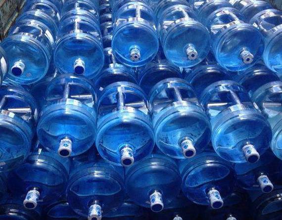 Imagen referencial para graficar botellones de agua.
