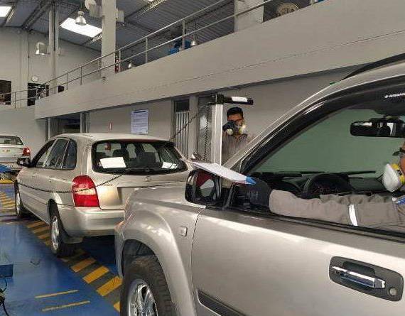 Seis centros de revisión técnica vehicular atendían a los usuarios en el Distrito Metropolitano de Quito.