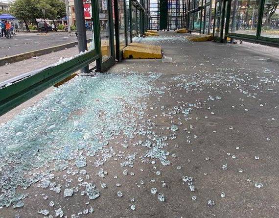 La parada de la Casa de la Cultura, en las avenidas Patria y 6 de Diciembre, es una de las más afectadas.