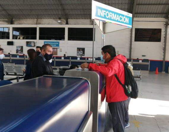 Al centro de matriculación Bicentenario acuden los usuarios a realizar las consultas.