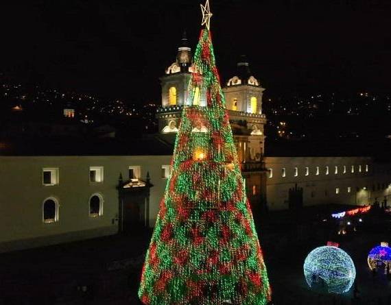 Un árbol de Navidad en el Centro Histórico de Quito.
