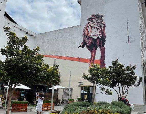 El mural adornaba el centro de Quito y causó conmoción que lo hayan retirado.