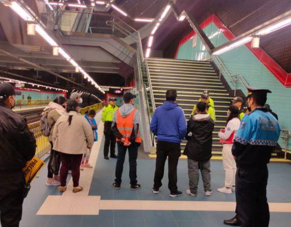 Las guías instruyen a la ciudadanía sobre el uso del Metro.