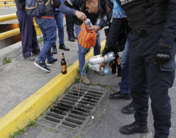 Agentes metropolitanos retiraron las bebidas alcohólicas a quienes libaron en espacios públicos.
