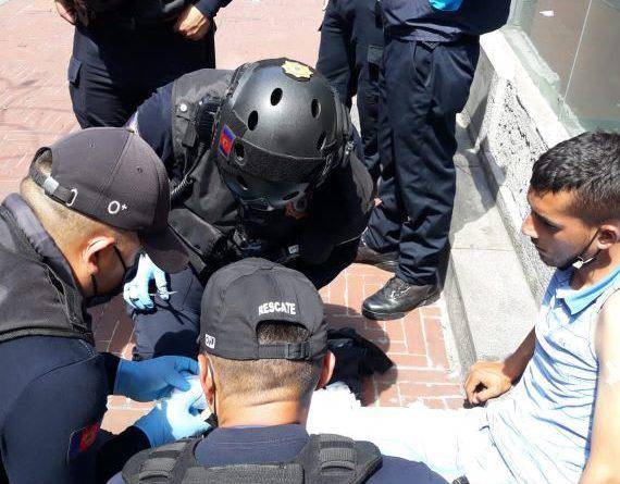 Momento en el que los agentes realizan primeros auxilios.