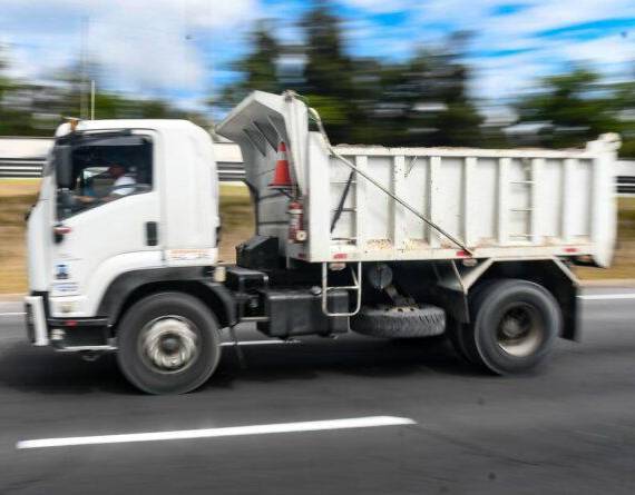 Foto referencial a vehículos de transporte pesado sobre la Av. Simón Bolívar