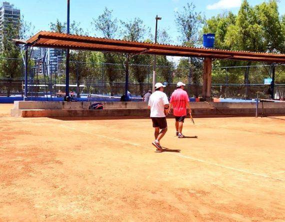 Alquilar las canchas de tenis en el parque La Carolina, norte de Quito, no tiene costo.