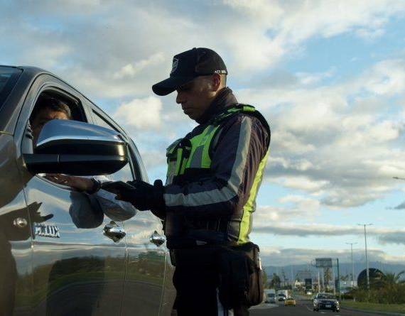 Agentes de tránsito realizando controles.