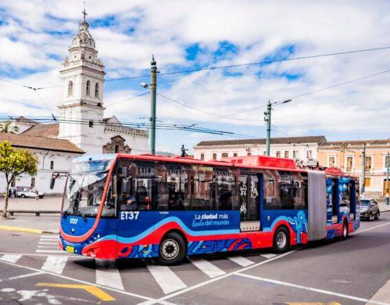Uno de los nuevos trolebuses circulando en la Plaza de Santo Domingo, en Quito.