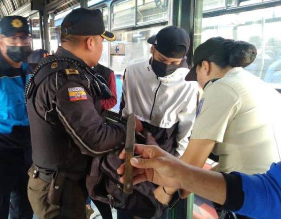 Según el Municipio, los menores de edad robaban celulares y billeteras a los usuarios del transporte.