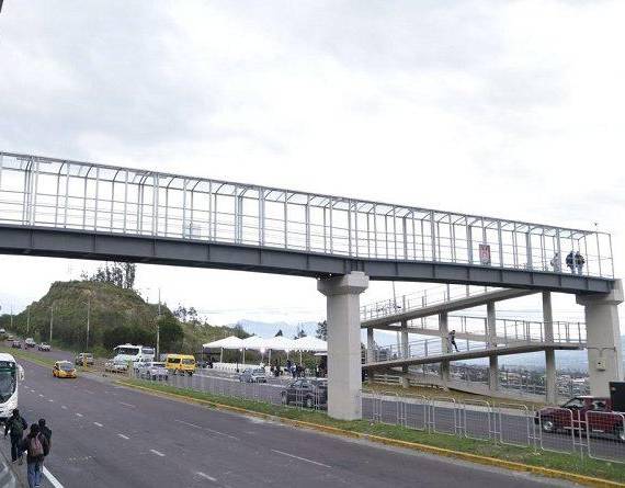 La obra cuenta con rampas de acceso, de 1,80 metros de ancho, y loza principal de 2 metros ancho.