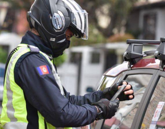 Los agentes civiles de tránsito controlan que los automotores no se estacionen en lugares prohibidos.