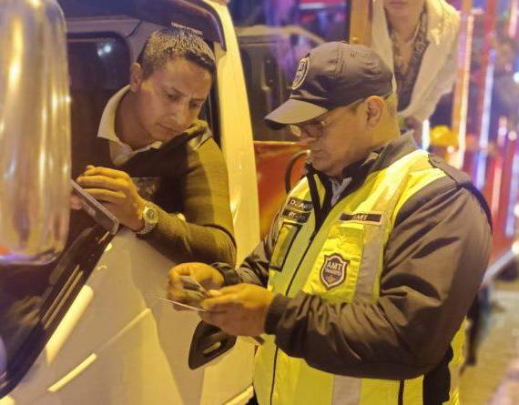 Agentes de tránsito se ubicaron en puntos estratégicos de la capital.