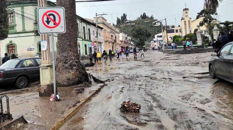 Autoridades de Quito organizaron una minga de limpieza de escombros en las calles afectadas por el aluvión