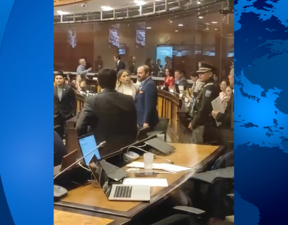 Según testigos, el asambleísta Héctor Rodríguez mencionó Vamos afuera, mientras que Diego Franco asintió, pero finalmente fue frenado.