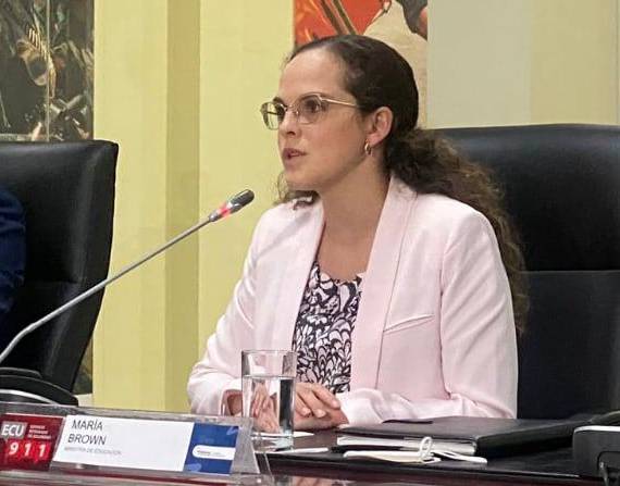 Ministra María Brown estuvo presente este lunes 24 de enero, mientras que autoridades del Municipio de Guayaquil también arribaron a los planteles para cerrar.