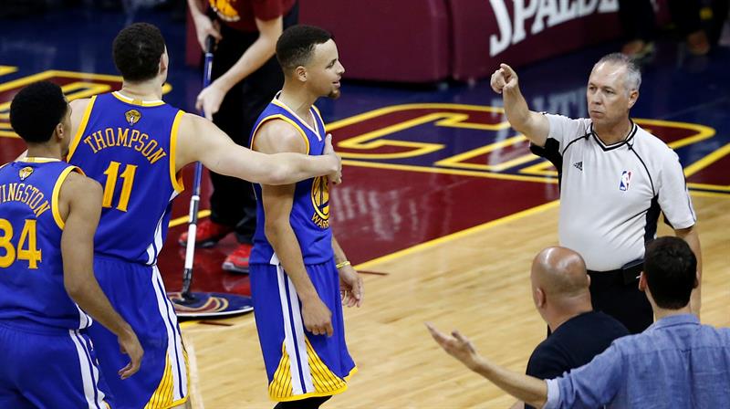 Multas de 25.000 dólares a Curry y Kerr por criticar a los árbitros