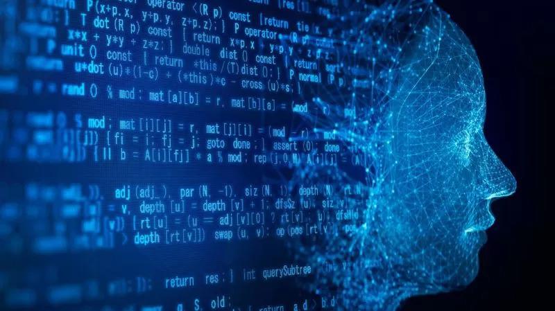 Un rostro de humano que se desprende de códigos de una computadora.