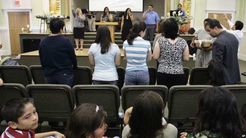 EEUU podría multar a migrantes que se refugien en iglesias