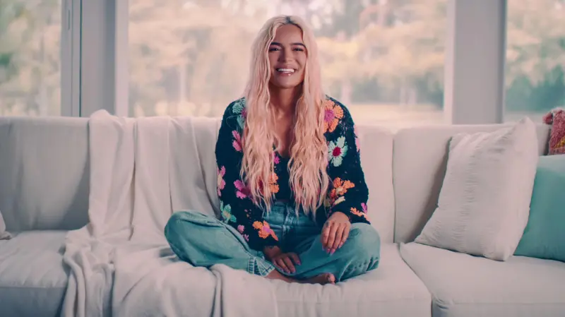 Es que los latinos no somos gente, ¿o qué?: el homenaje a la comunidad latina que hace Karol G en su documental de Netflix