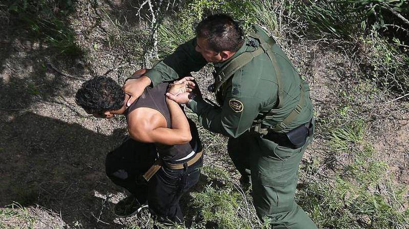 En qué consiste la controvertida ley que permite a Texas arrestar y deportar a los migrantes indocumentados que llegan a EE.UU.