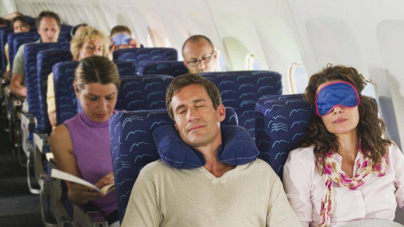 Qué puedes hacer para dormir mejor en un vuelo de larga distancia, según una experta en salud del sueño