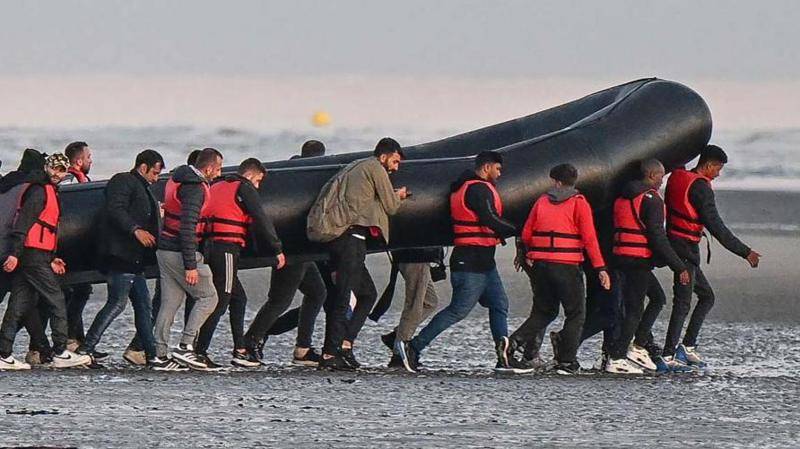 Personas con chalecos salva vidas cargando una balsa inflable