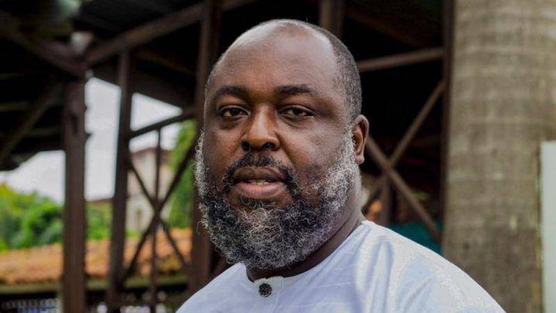 Por qué miles de celulares rotos de África son recolectados y enviados a Europa