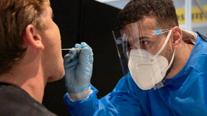 COVID-19: las conclusiones del mayor estudio sobre la variante ómicron hasta la fecha