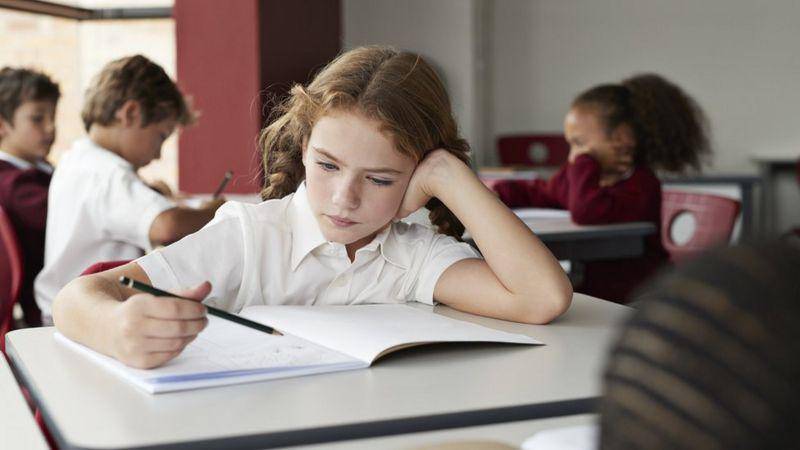 Por qué los escolares aprenden mejor cuando no tienen que estar quietos y sentados en sus escritorios