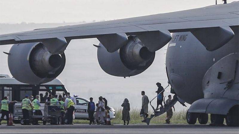 EE.UU. investiga el hallazgo de restos humanos en el tren de aterrizaje de un avión militar que despegó de Kabul
