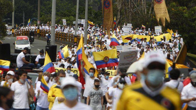 Paro nacional en Colombia: los polémicos grupos de civiles que disparan al lado de la policía