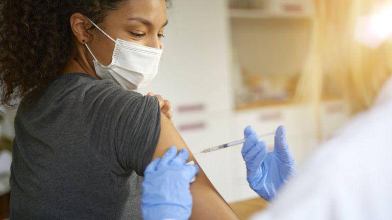COVID-19: Lo que se sabe sobre cuánto dura la protección que ofrecen las vacunas